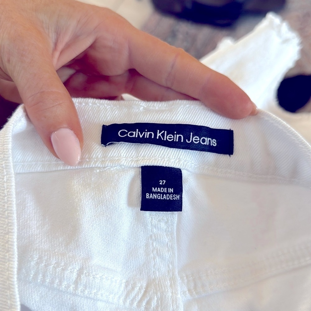 NWT Calvin Klein High Rise Button Fly Cut-off Jean Shorts in White Size 27 - Picture 4 of 5